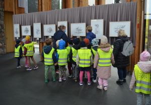 Dzieci z grupy IV oglądają wystawę związaną z Fryderykiem Chopinem